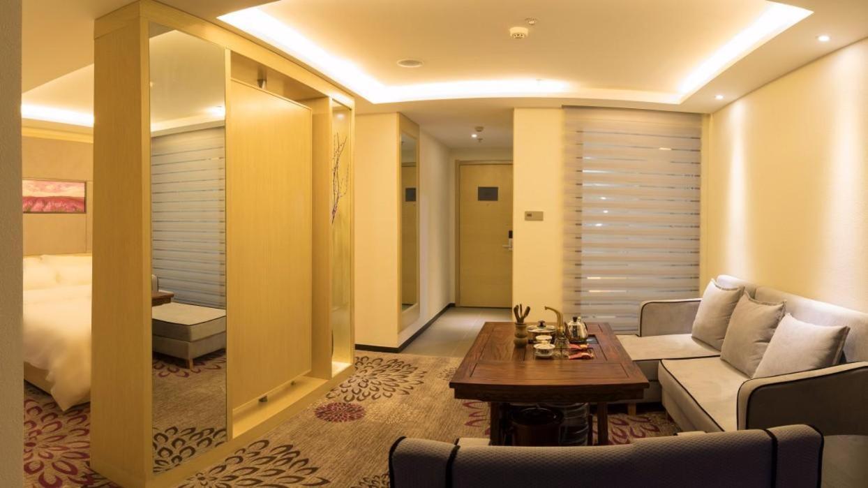 Lavande Hotel Luzhou Jiale Century City Zewnętrze zdjęcie